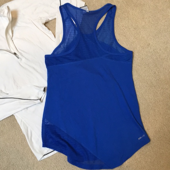 SOLD BUNDLE: Nike Tops - Picture 5 of 6